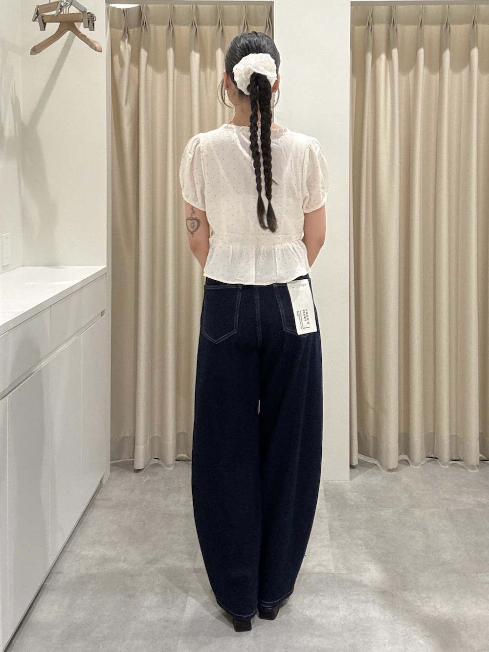ホワイト系のシャツ/ブラウス、ブルー系のデニムパンツを着用したレディースの春コーディネートの4枚目の写真