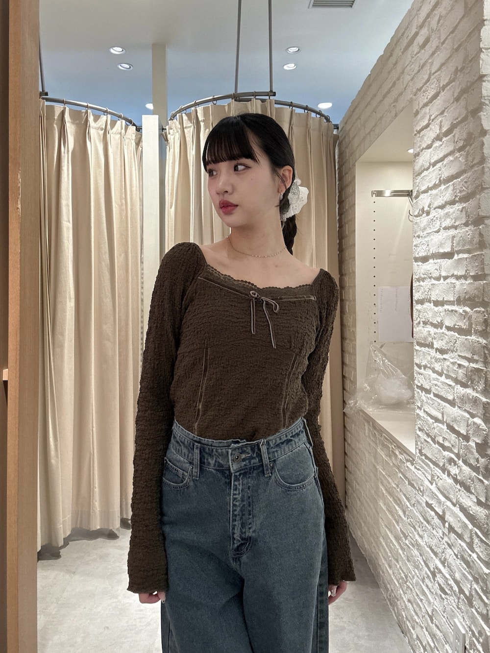 ブラウン系のTシャツ/カットソー、ブルー系のデニムパンツを着用したレディースの春コーディネートの4枚目の写真