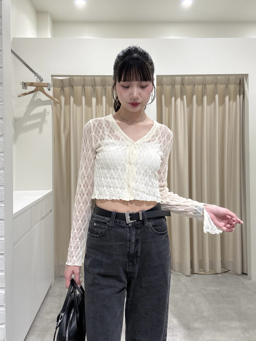ホワイト系のTシャツ/カットソー、ブラック系のデニムパンツを着用したレディースの春コーディネートの4枚目の写真