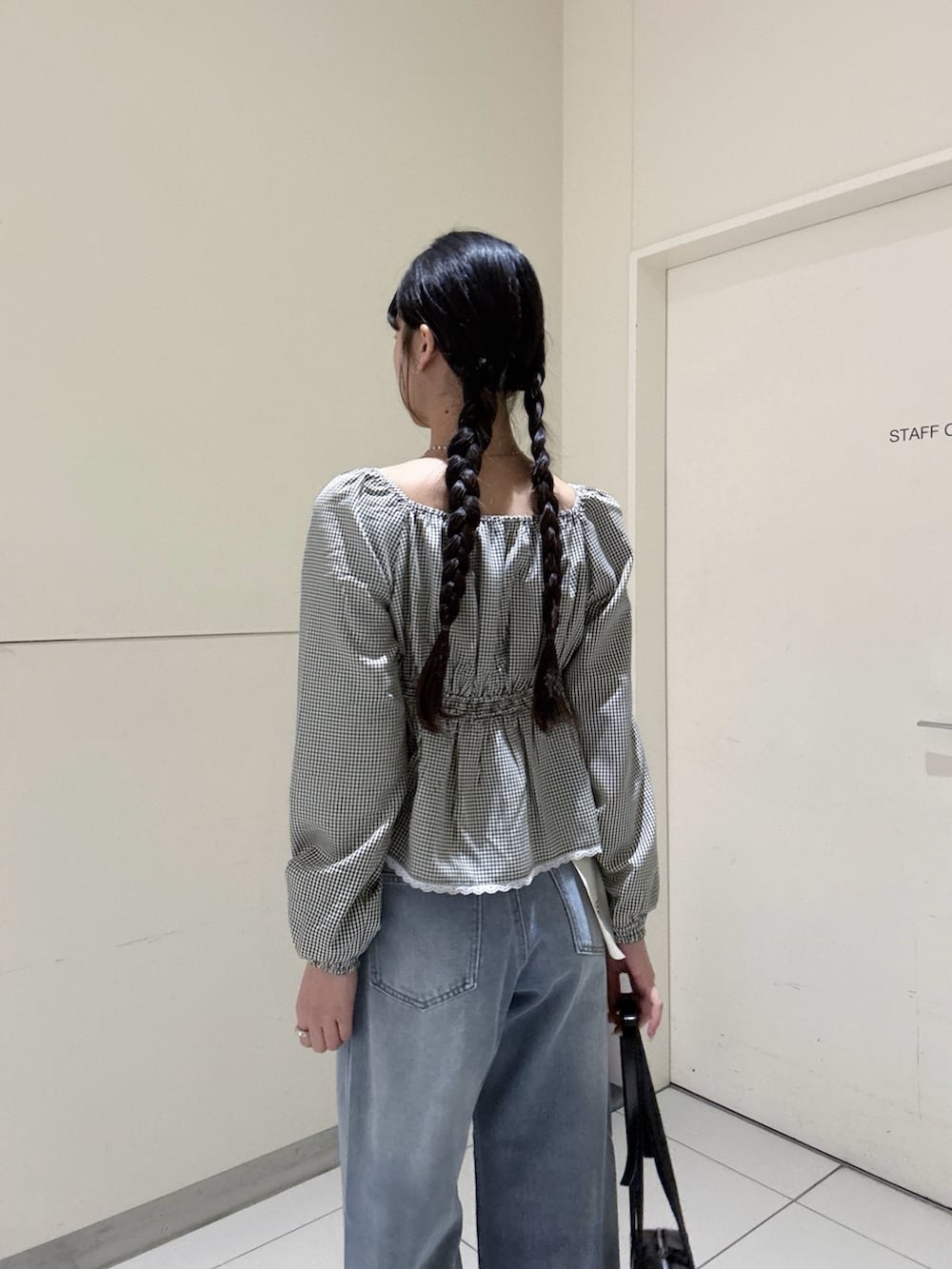 ブラック系のシャツ/ブラウス、ブルー系のその他パンツを着用したレディースの春コーディネートの4枚目の写真