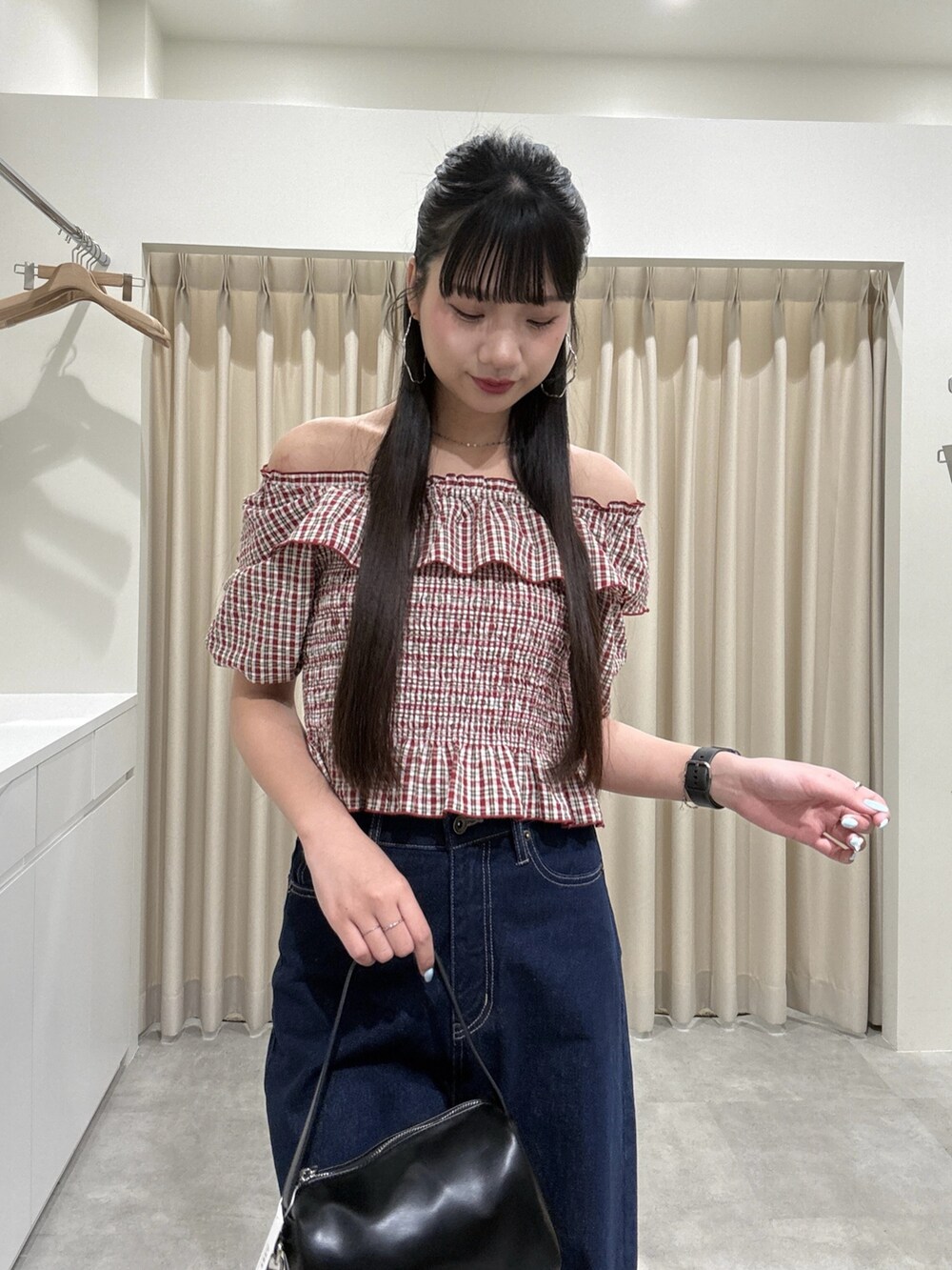 レッド系のシャツ/ブラウス、ブルー系のデニムパンツを着用したレディースの春コーディネートの3枚目の写真