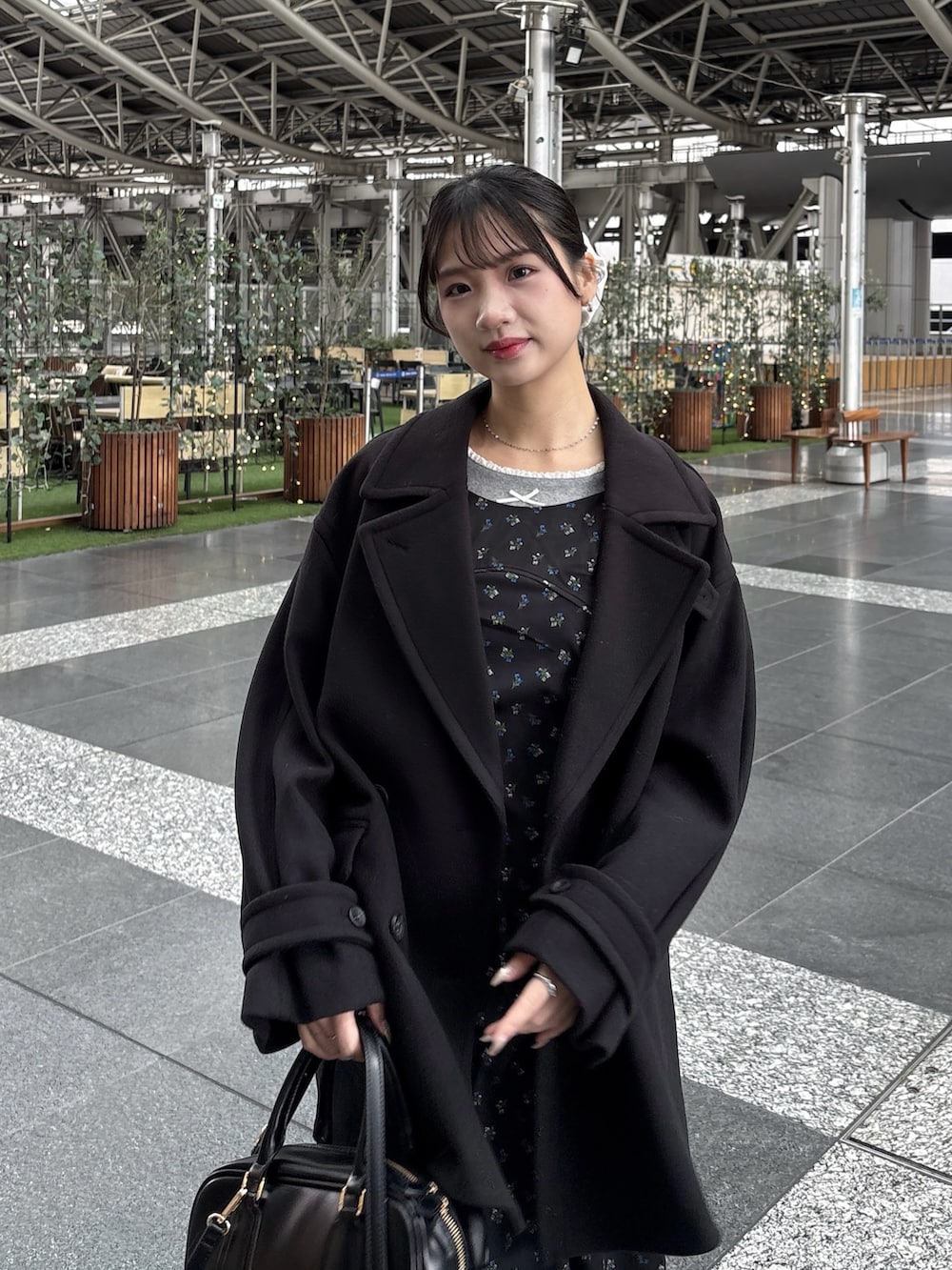 ブラック系のワンピースを着用したレディースの冬コーディネートの2枚目の写真