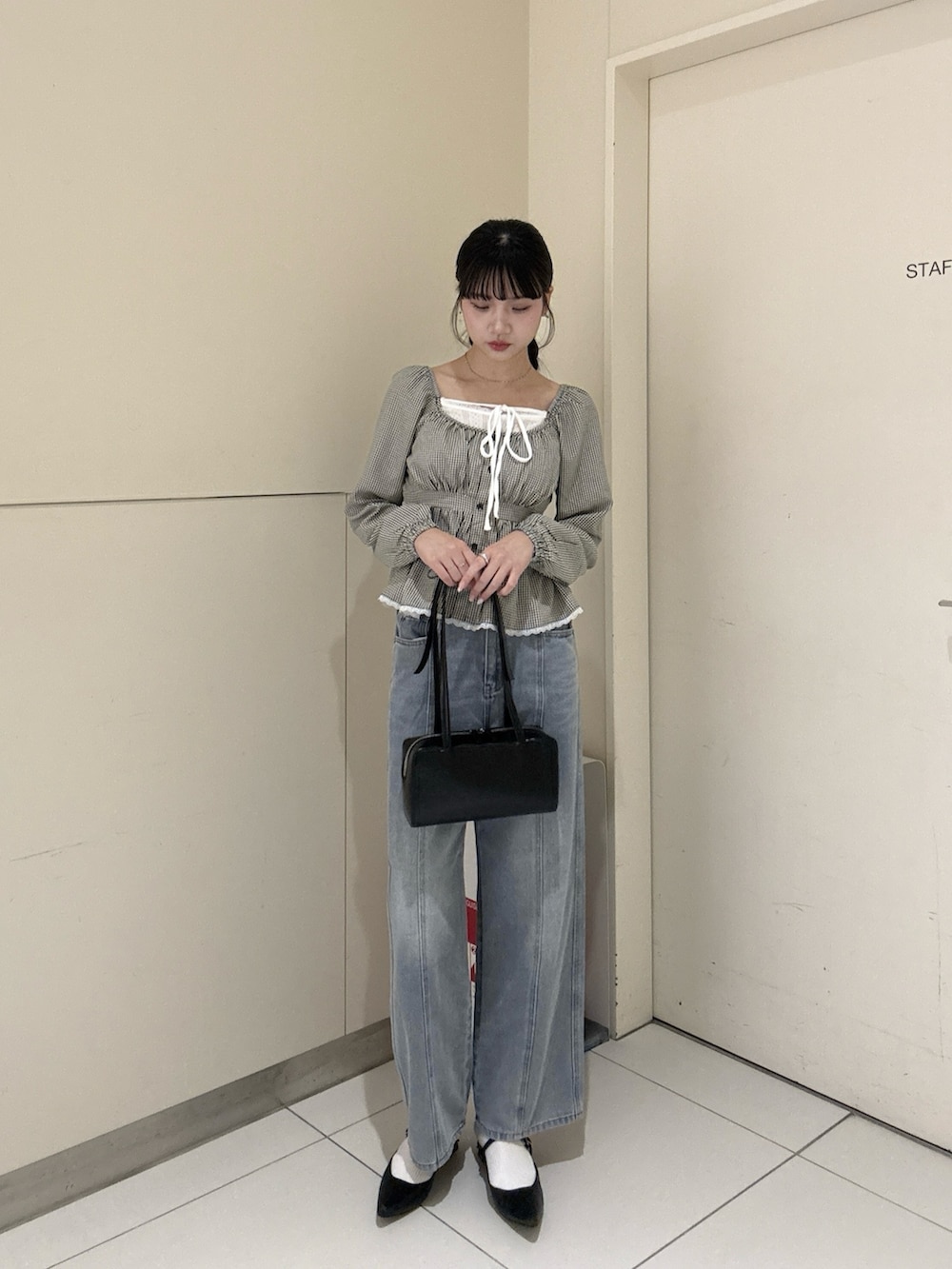 ブラック系のシャツ/ブラウス、ブルー系のその他パンツを着用したレディースの春コーディネートの2枚目の写真