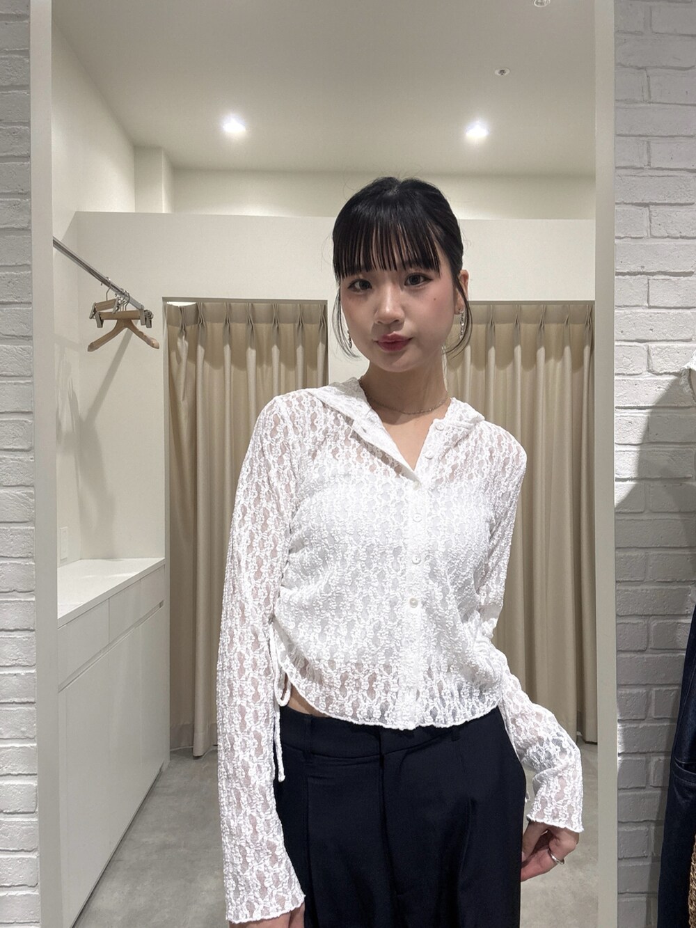 ホワイト系のTシャツ/カットソー、ブルー系のスラックスを着用したレディースの春コーディネートの3枚目の写真