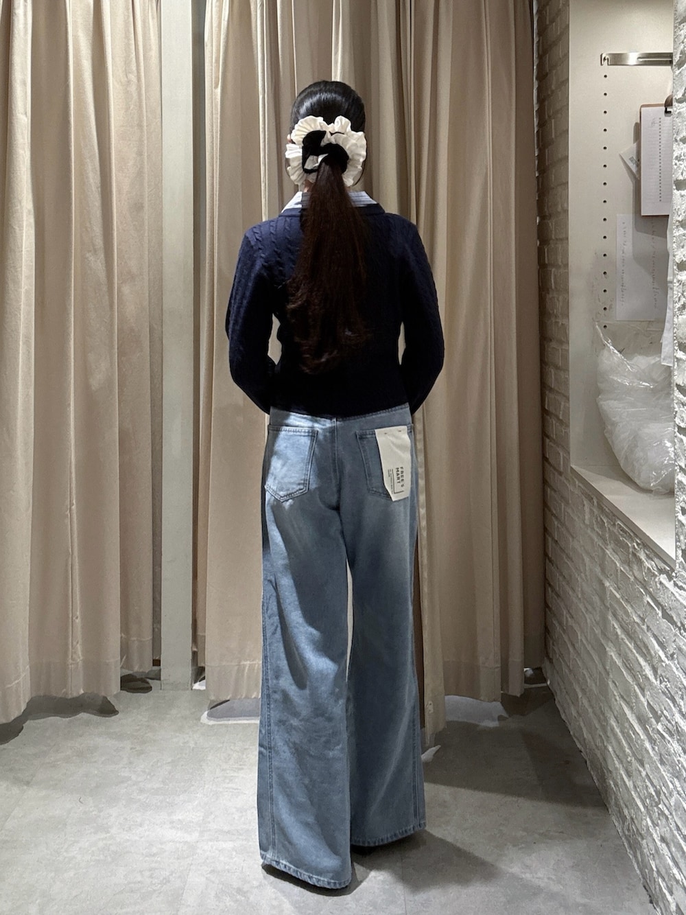 ブルー系のデニムパンツを着用したレディースの春コーディネートの2枚目の写真