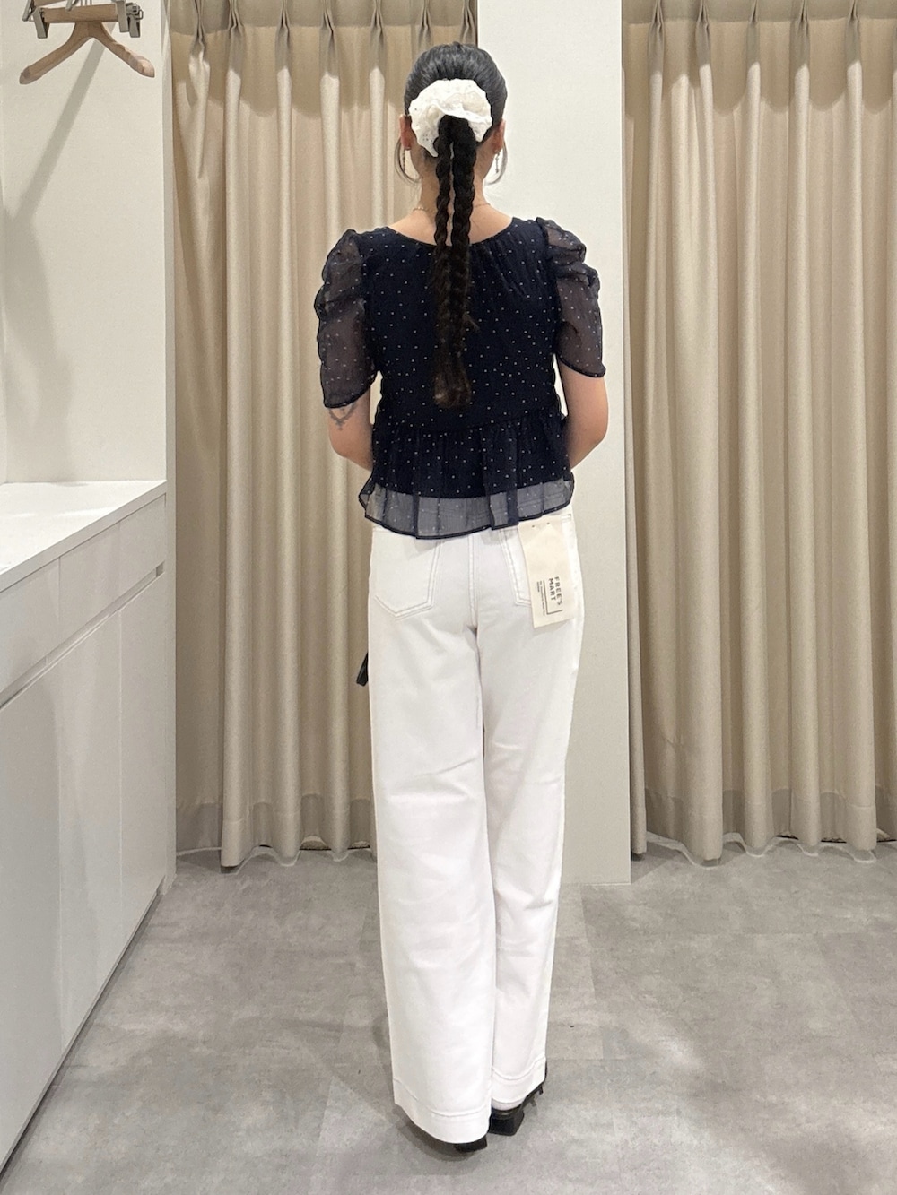 ブルー系のシャツ/ブラウス、ホワイト系のデニムパンツを着用したレディースの春コーディネートの4枚目の写真