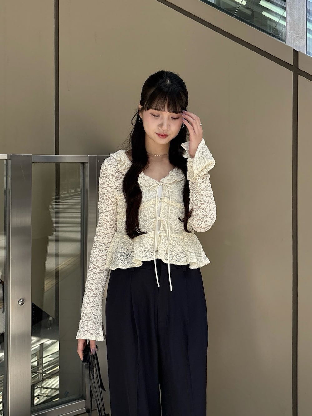 ホワイト系のシャツ/ブラウスを着用したレディースの春コーディネートの3枚目の写真