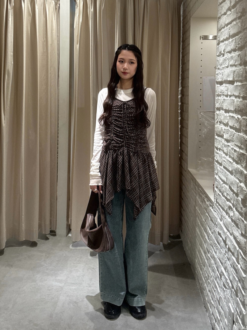 ブラウン系のブルゾン、ブラウン系のワンピース、ホワイト系のTシャツ/カットソーを着用したレディースの秋コーディネートの4枚目の写真