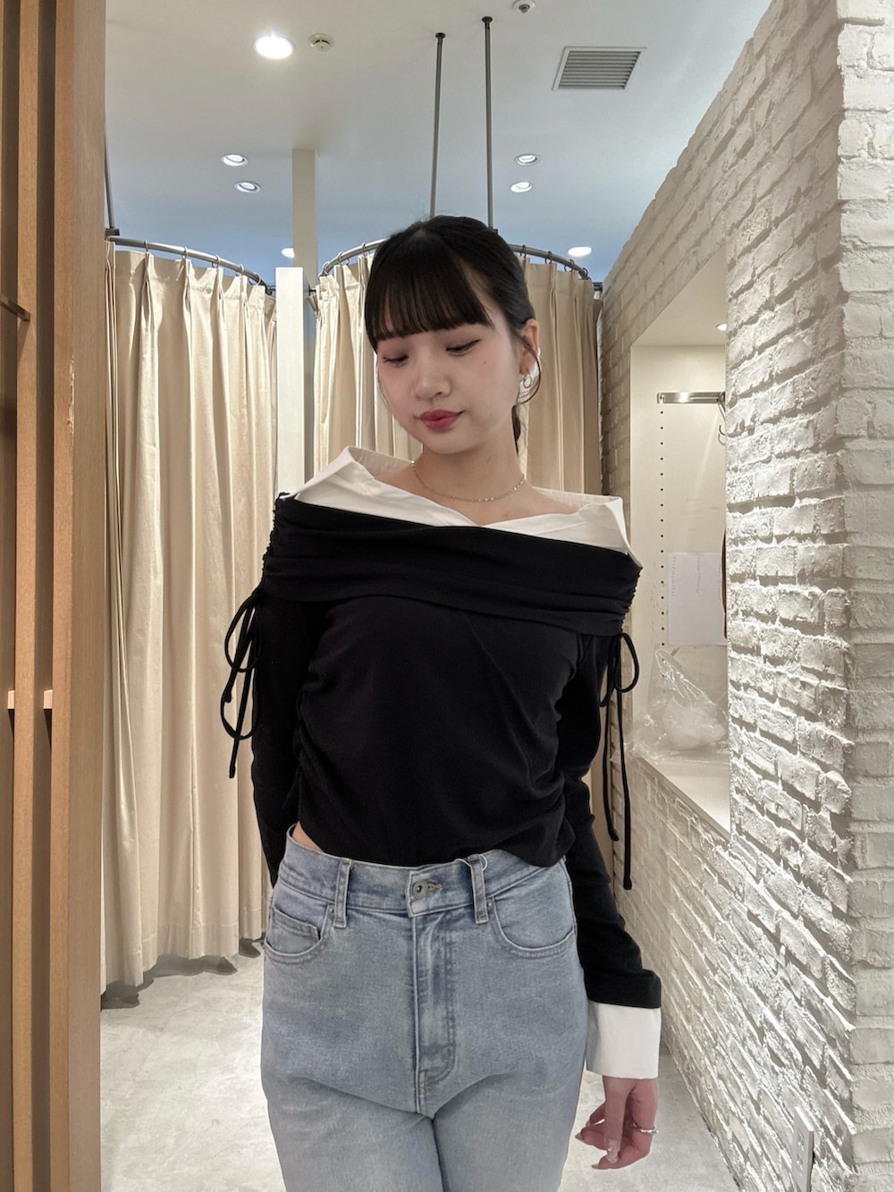 ブラック系のTシャツ/カットソー、ブルー系のデニムパンツを着用したレディースの春コーディネートの3枚目の写真