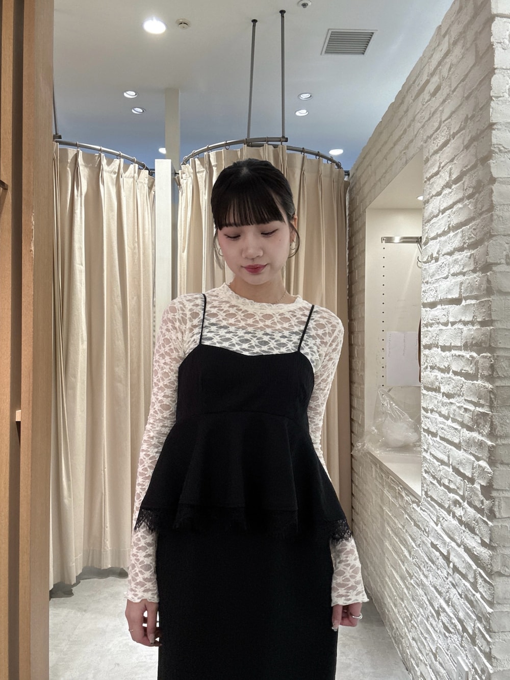 ブラック系のワンピース、ホワイト系のTシャツ/カットソーを着用したレディースの春コーディネートの3枚目の写真