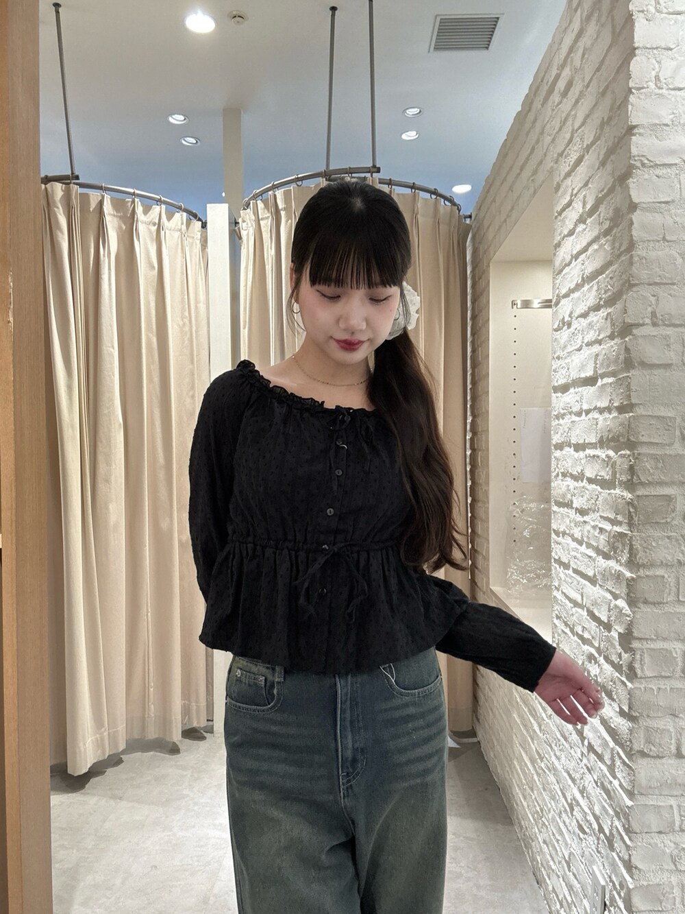 ブルー系のデニムパンツ、ブラック系のシャツ/ブラウスを着用したレディースの春コーディネートの2枚目の写真