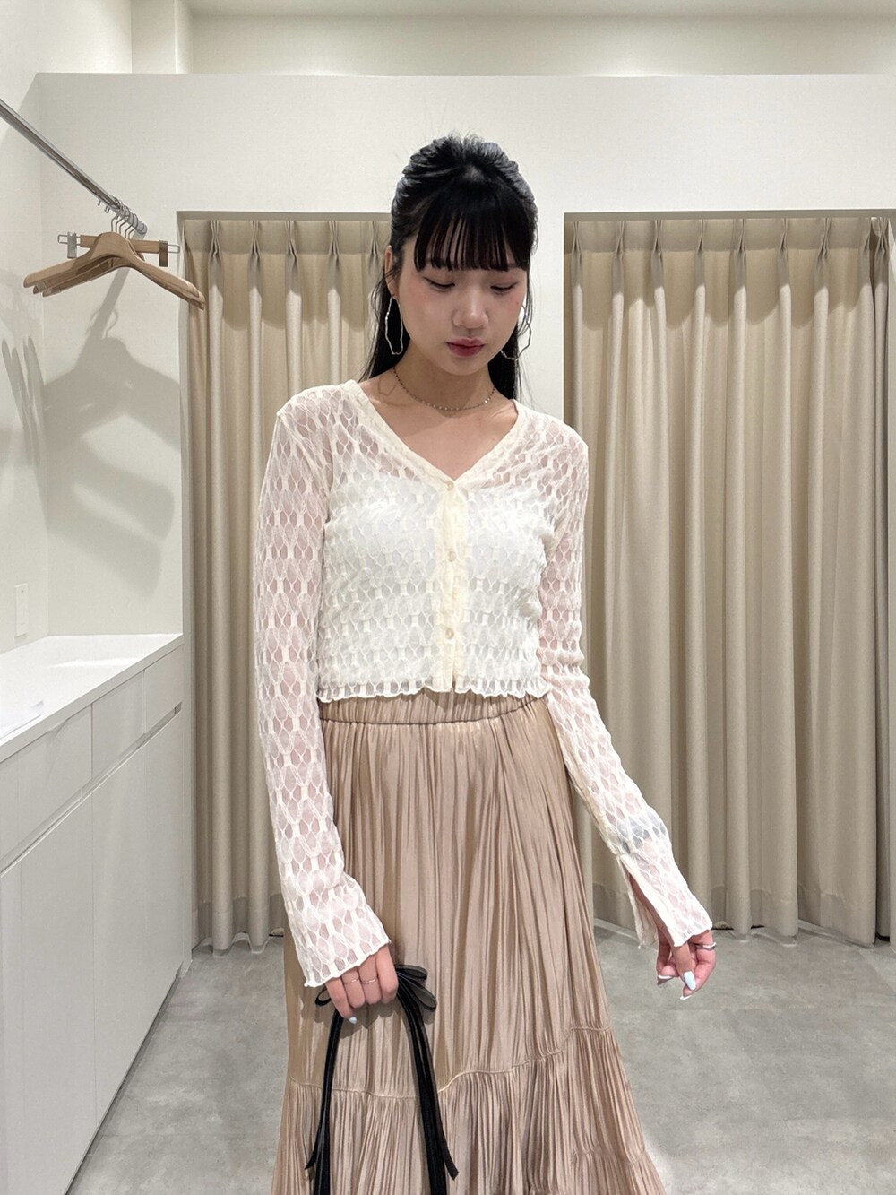 ホワイト系のTシャツ/カットソー、ベージュ系のスカートを着用したレディースの春コーディネートの3枚目の写真