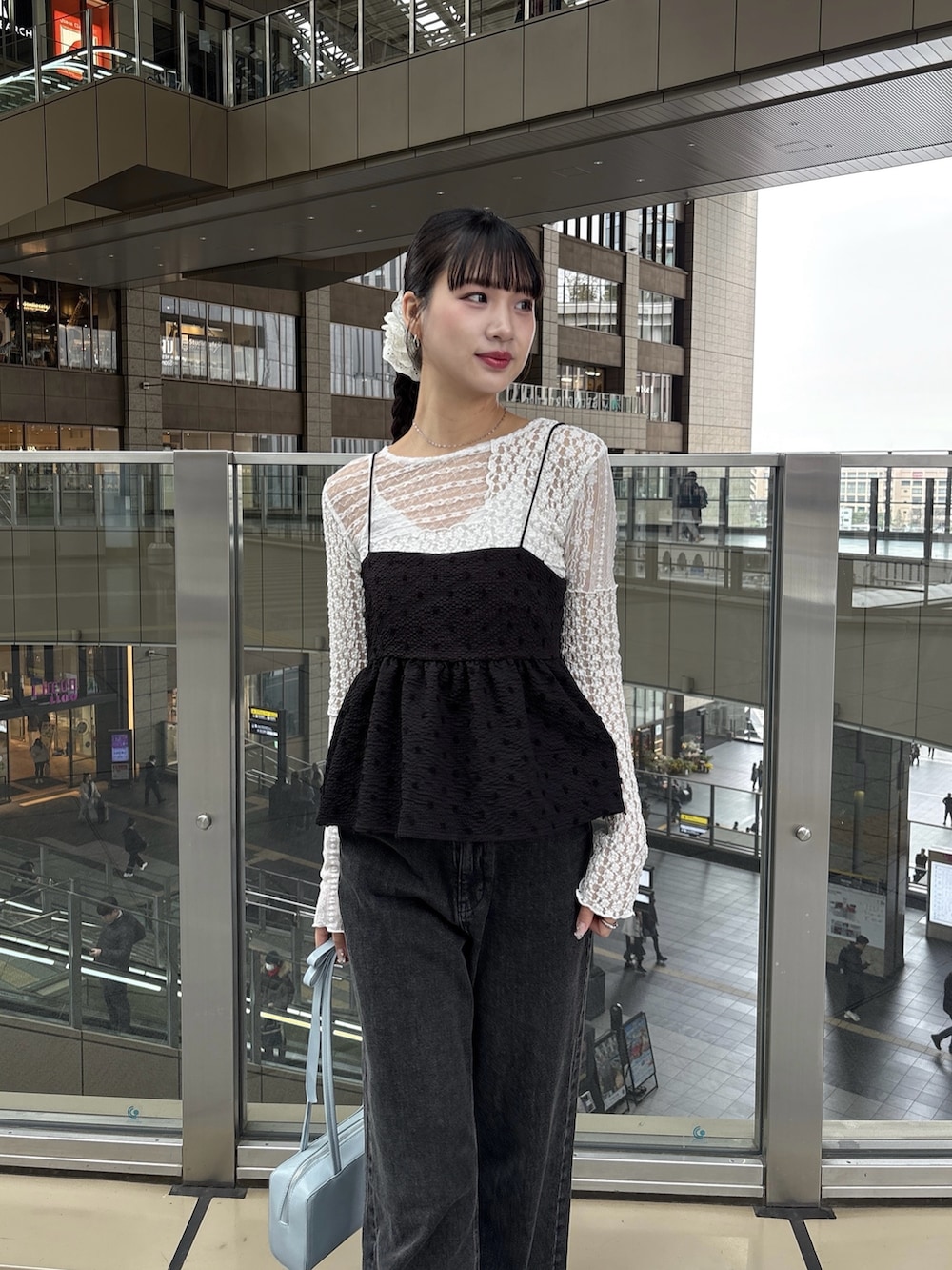 ホワイト系のTシャツ/カットソー、ブラック系のシャツ/ブラウス、ブラック系のデニムパンツを着用したレディースの春コーディネートの2枚目の写真