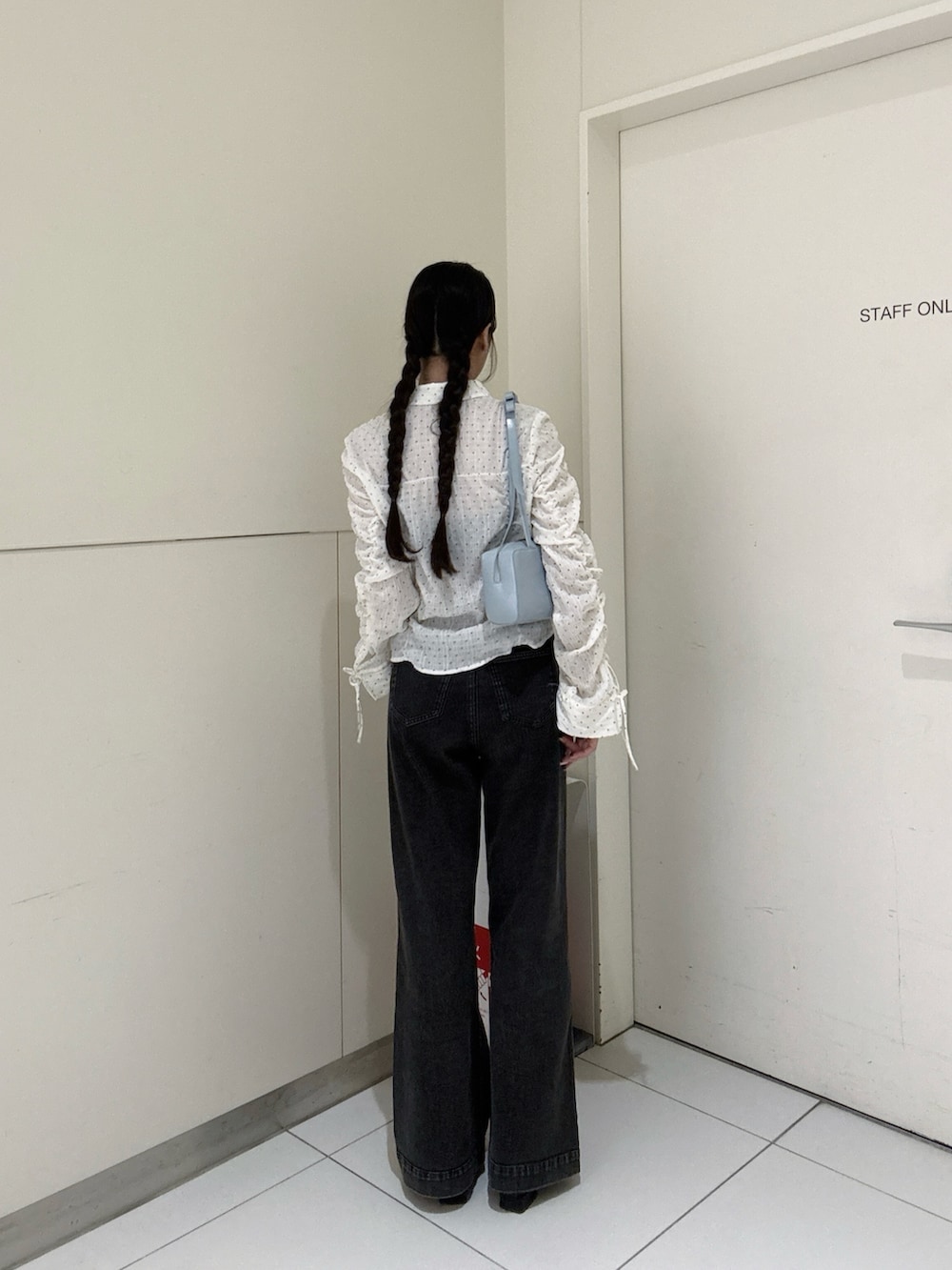 ホワイト系のシャツ/ブラウス、ブラック系のデニムパンツを着用したレディースの春コーディネートの2枚目の写真