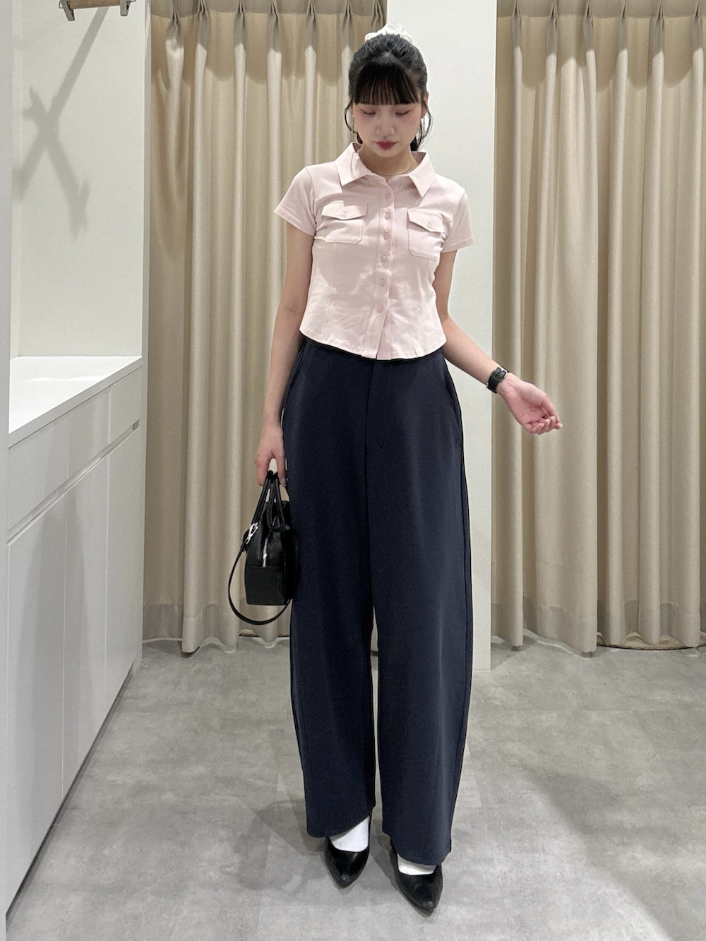 ブルー系のその他パンツ、ピンク系のTシャツ/カットソーを着用したレディースの春コーディネートの2枚目の写真