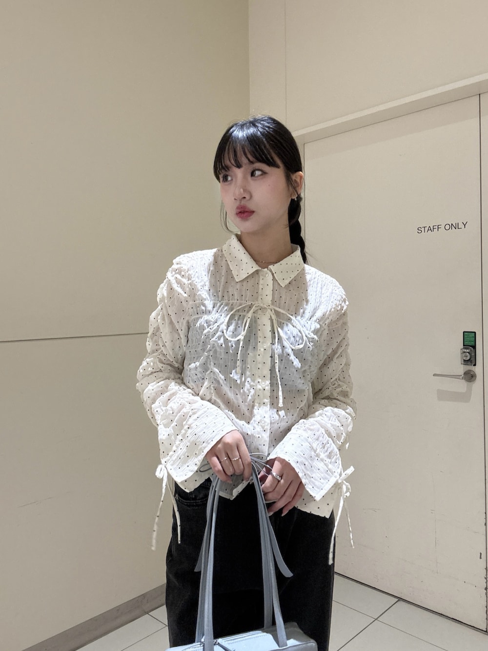 ホワイト系のシャツ/ブラウス、ブラック系のデニムパンツを着用したレディースの春コーディネートの4枚目の写真