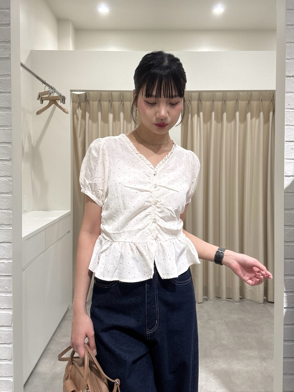 ホワイト系のシャツ/ブラウス、ブルー系のデニムパンツを着用したレディースの春コーディネートの5枚目の写真