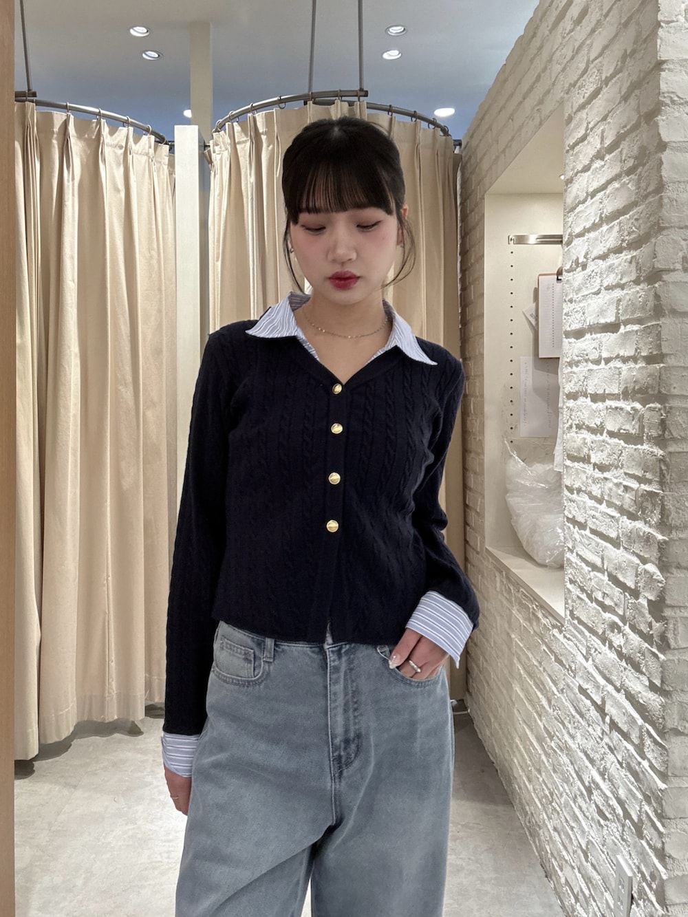 ブルー系のデニムパンツを着用したレディースの春コーディネートの3枚目の写真