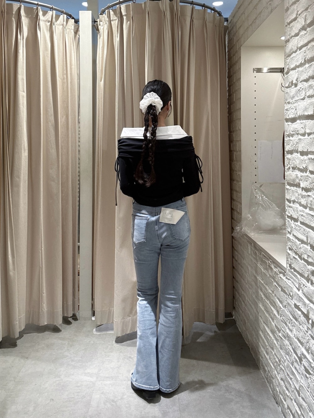 ブラック系のTシャツ/カットソー、ブルー系のデニムパンツを着用したレディースの春コーディネートの2枚目の写真