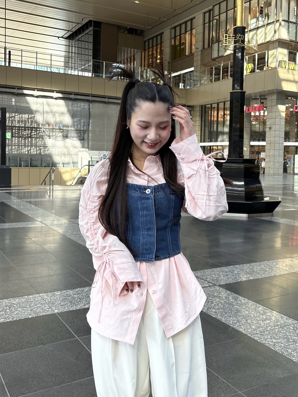 ブルー系のシャツ/ブラウス、ピンク系のシャツ/ブラウス、ホワイト系のスラックスを着用したレディースの冬コーディネートの3枚目の写真