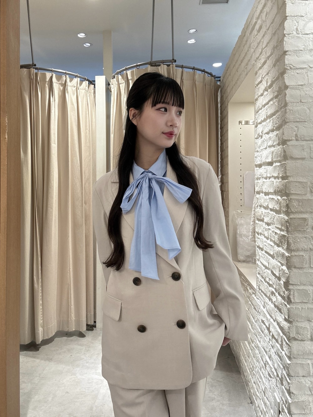 ホワイト系のテーラードジャケット、ホワイト系のその他パンツ、ブルー系のシャツ/ブラウスを着用したレディースの春コーディネートの4枚目の写真