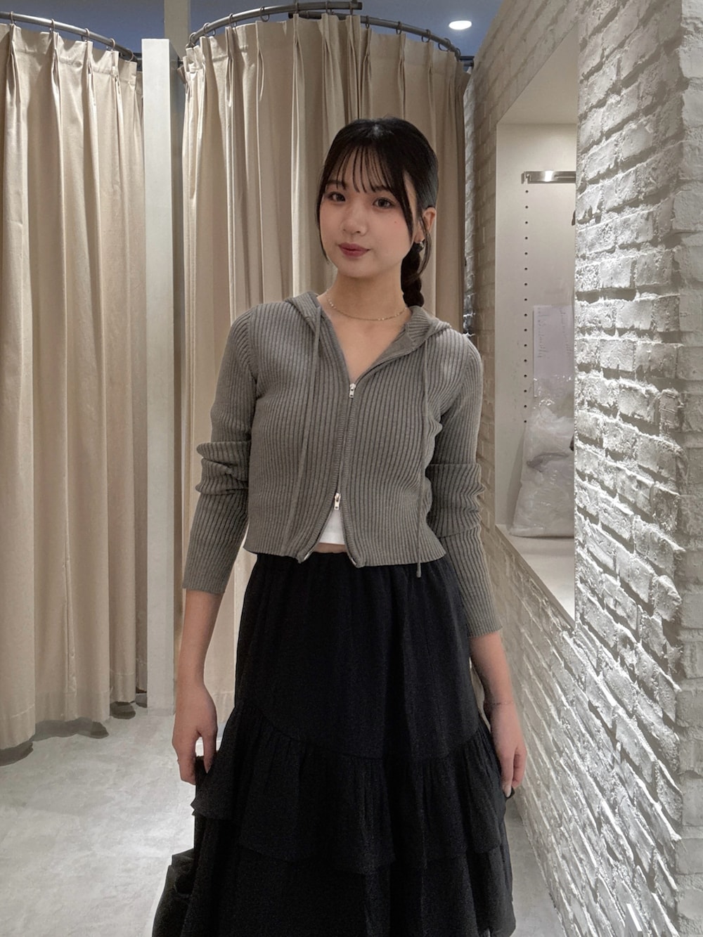 ブラウン系のニット/セーター、ブラック系のスカート、ブラック系のショルダーバッグを着用したレディースの秋コーディネートの3枚目の写真