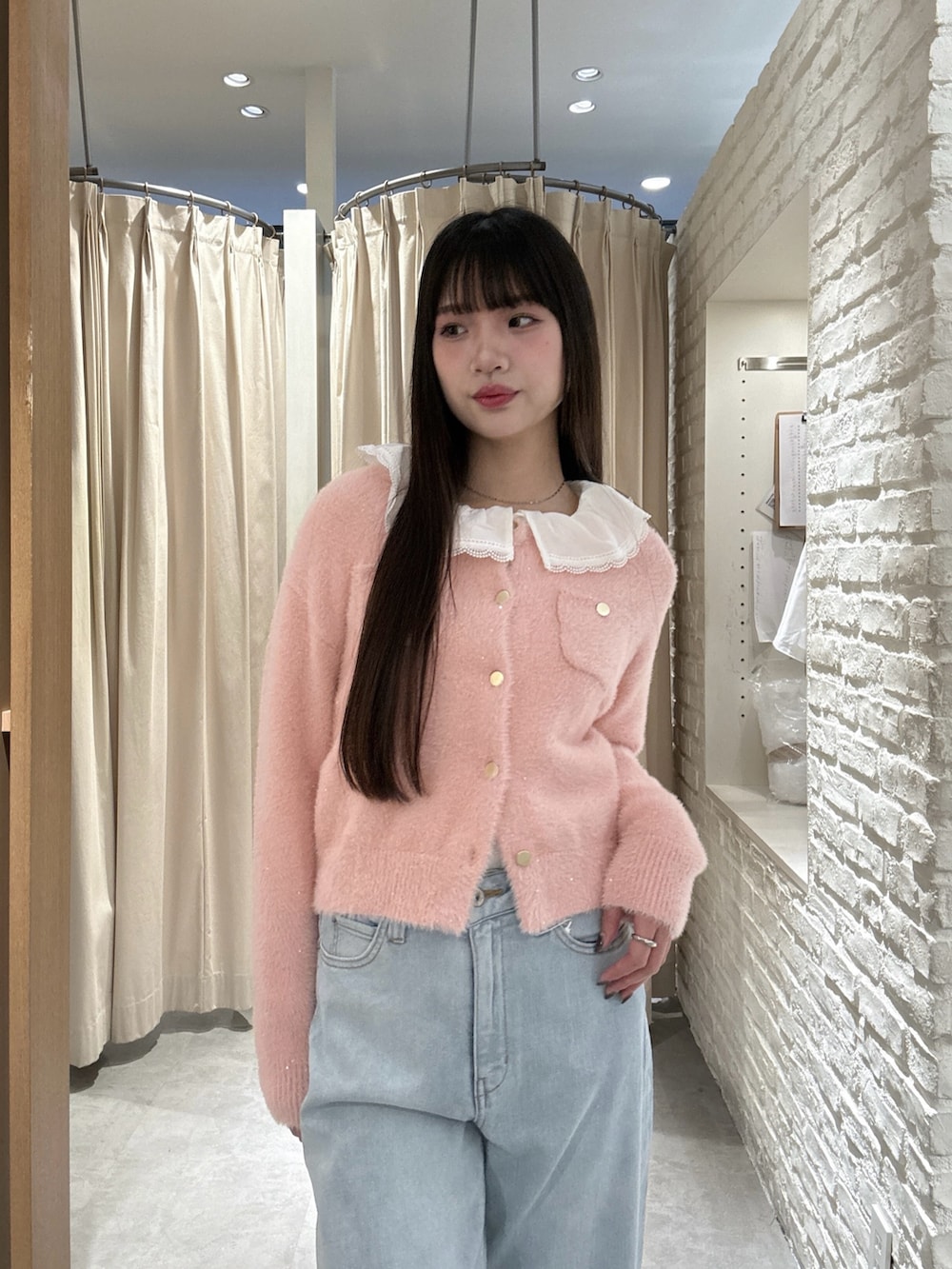 ホワイト系のシャツ/ブラウス、ブルー系のデニムパンツを着用したレディースの冬コーディネートの3枚目の写真