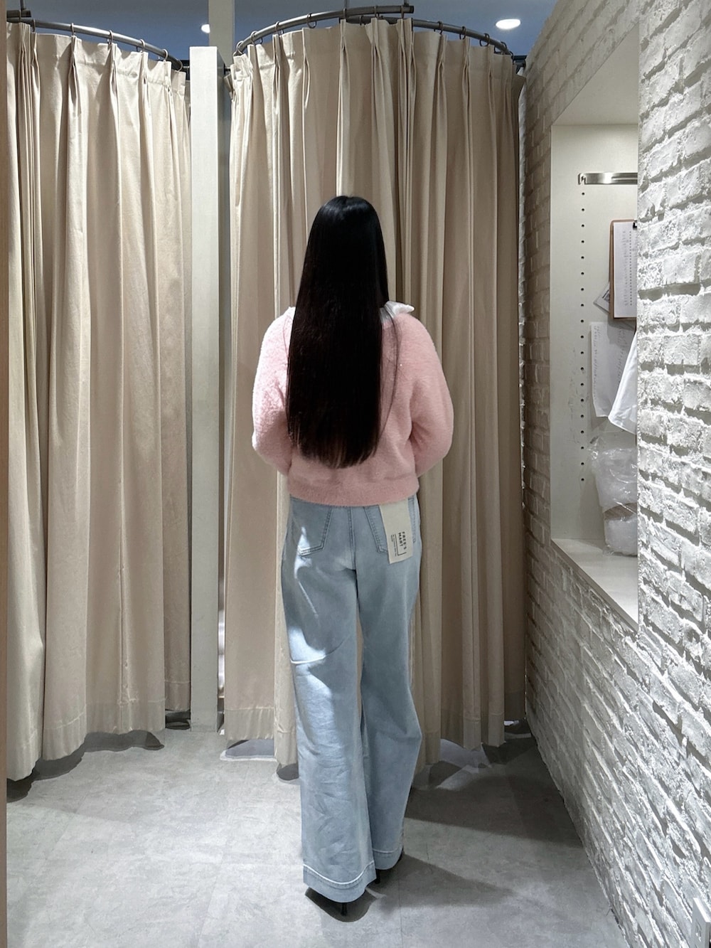 ホワイト系のシャツ/ブラウス、ブルー系のデニムパンツを着用したレディースの冬コーディネートの2枚目の写真