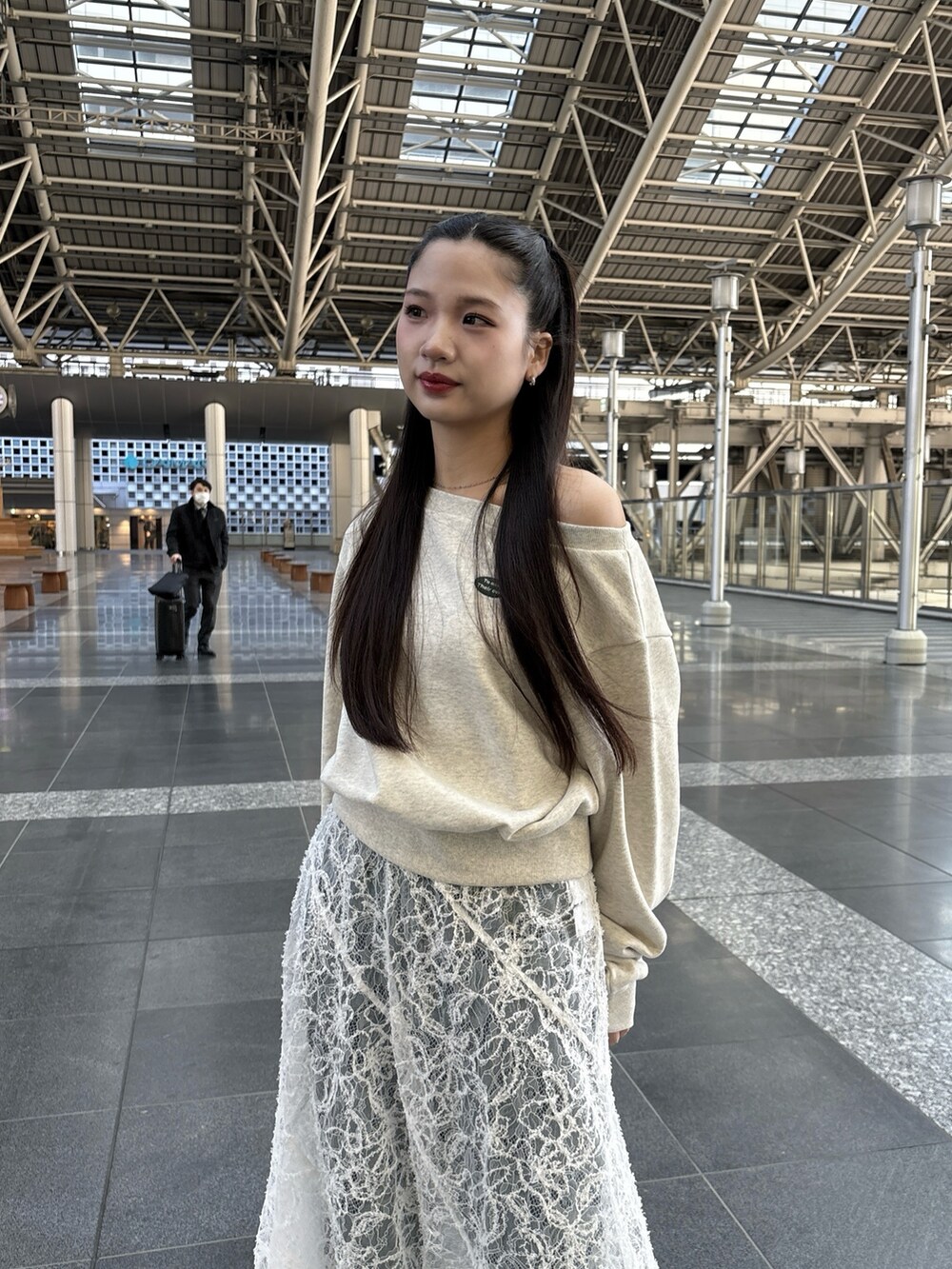 ホワイト系のTシャツ/カットソー、ホワイト系のスカート、ブルー系のデニムパンツを着用したレディースの冬コーディネートの2枚目の写真
