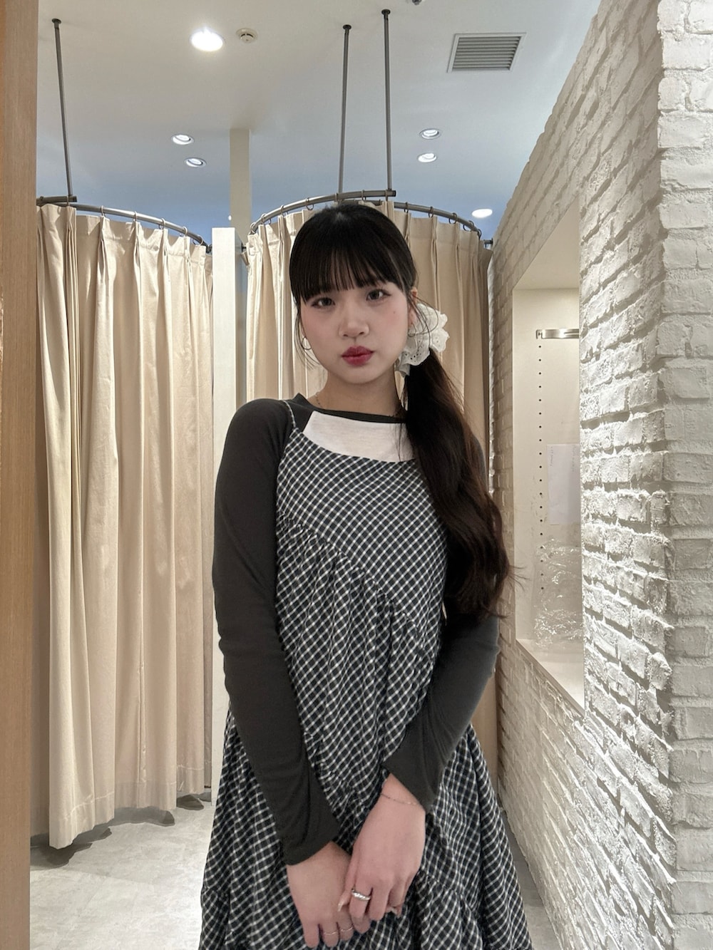 ホワイト系のTシャツ/カットソー、ブラック系のワンピースを着用したレディースの春コーディネートの3枚目の写真