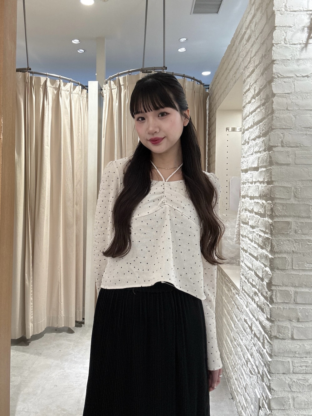 ホワイト系のシャツ/ブラウス、ブラック系のスカートを着用したレディースの春コーディネートの4枚目の写真