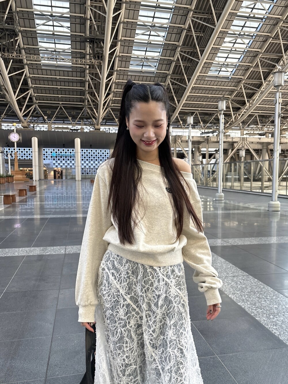 ホワイト系のTシャツ/カットソー、ホワイト系のスカート、ブルー系のデニムパンツを着用したレディースの冬コーディネートの3枚目の写真