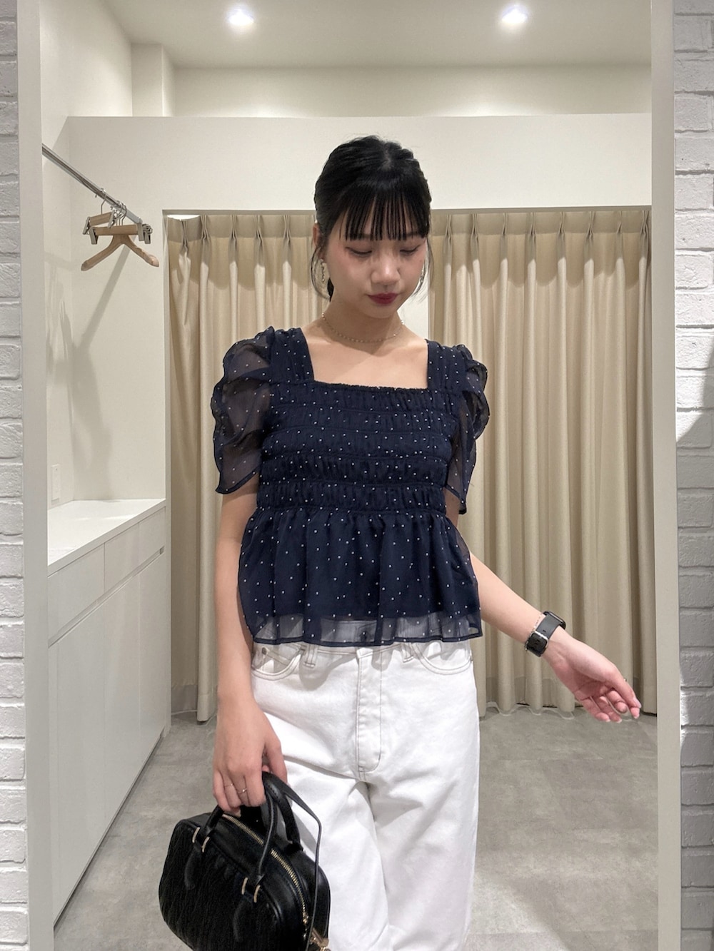 ブルー系のシャツ/ブラウス、ホワイト系のデニムパンツを着用したレディースの春コーディネートの5枚目の写真