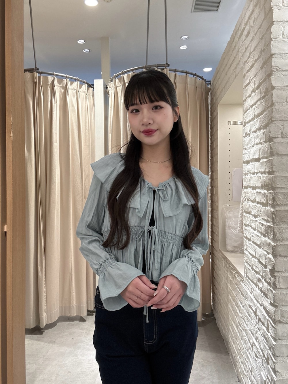 ブルー系のシャツ/ブラウス、ブルー系のデニムパンツを着用したレディースの春コーディネートの2枚目の写真