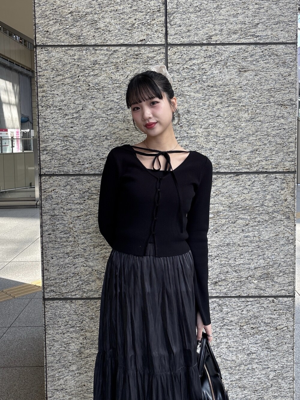 ブラック系のニット/セーター、ブラック系のスカートを着用したレディースの冬コーディネートの3枚目の写真