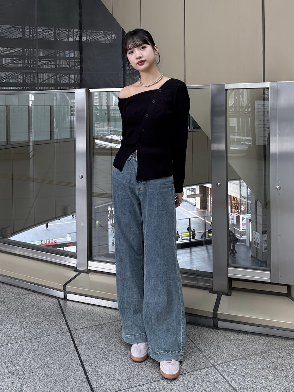 ブラック系のニット/セーター、ブルー系のデニムパンツを着用したレディースの冬コーディネートの2枚目の写真