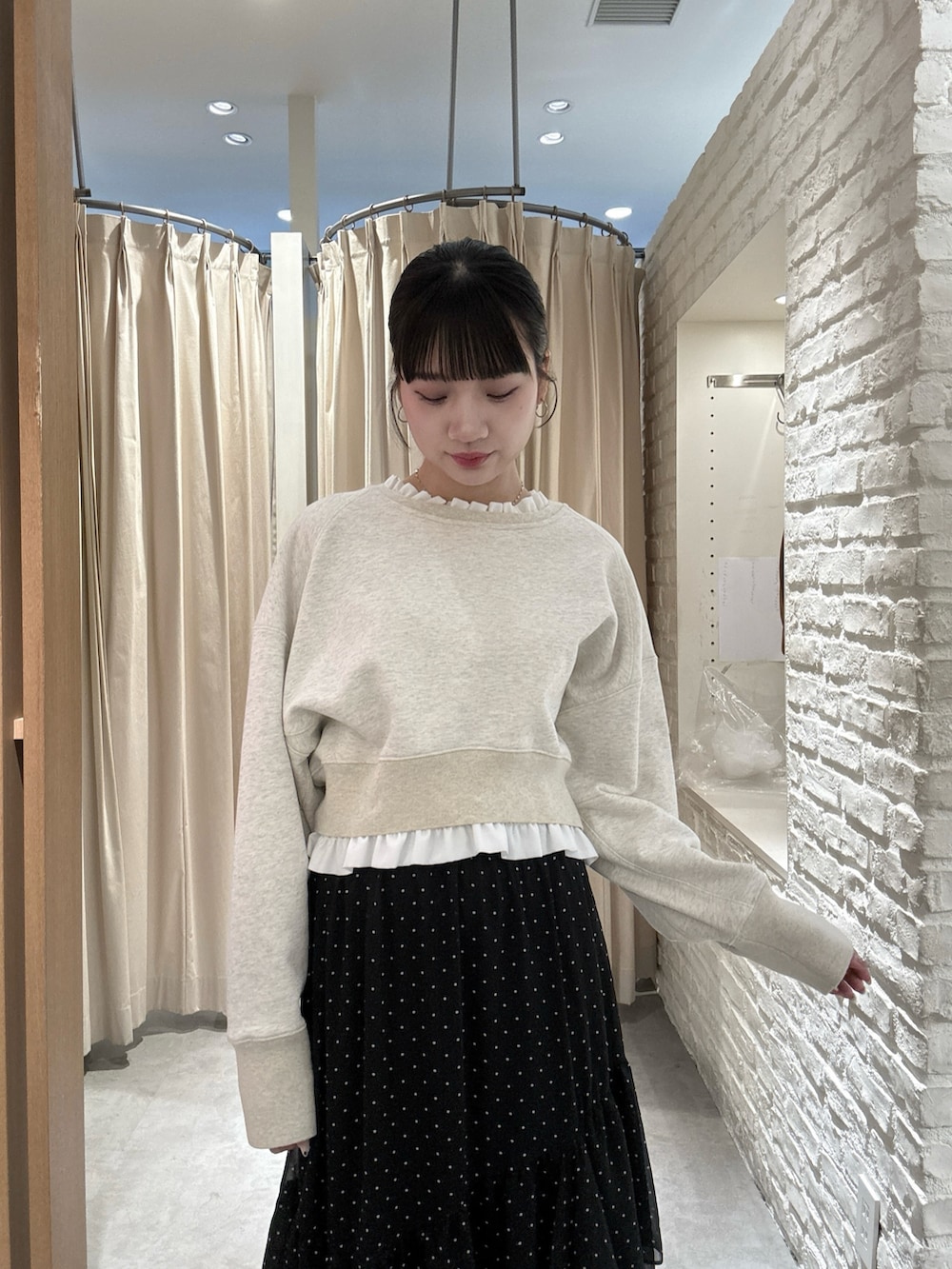 ホワイト系のTシャツ/カットソー、ブラック系のスカートを着用したレディースの春コーディネートの3枚目の写真