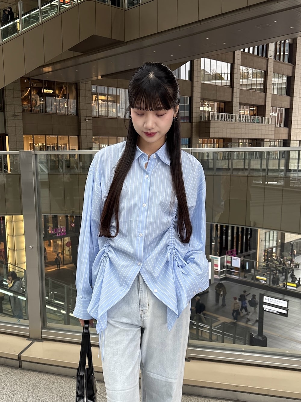 ブルー系のシャツ/ブラウス、ブルー系のデニムパンツを着用したレディースの春コーディネートの3枚目の写真