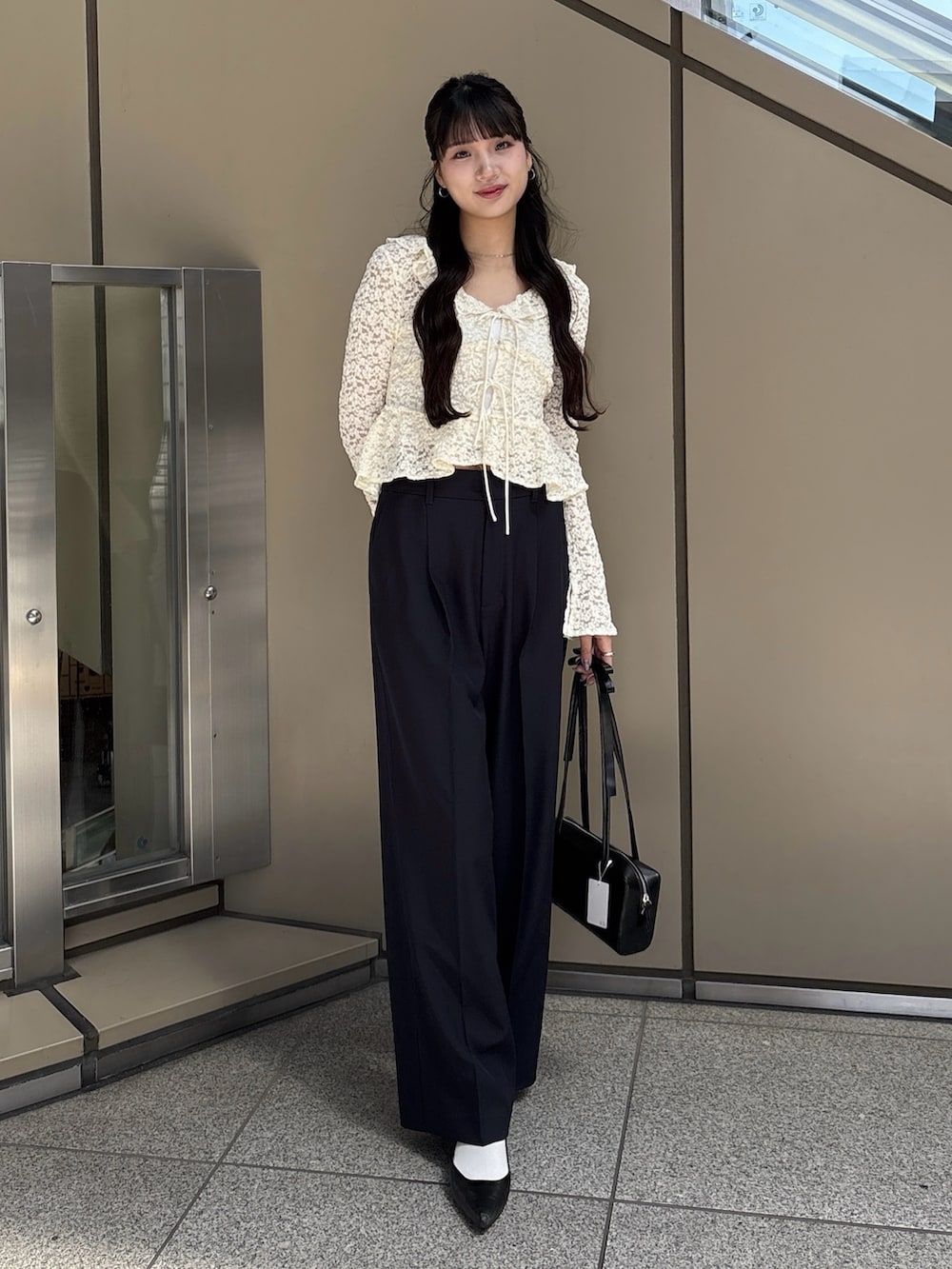 ホワイト系のシャツ/ブラウスを着用したレディースの春コーディネートの2枚目の写真