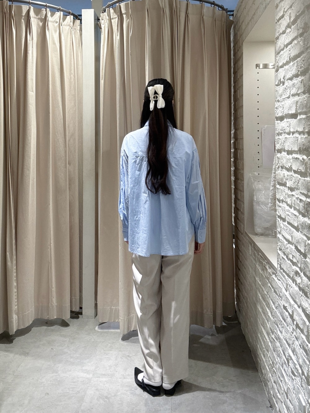 ブルー系のシャツ/ブラウス、ホワイト系のその他パンツを着用したレディースの春コーディネートの2枚目の写真