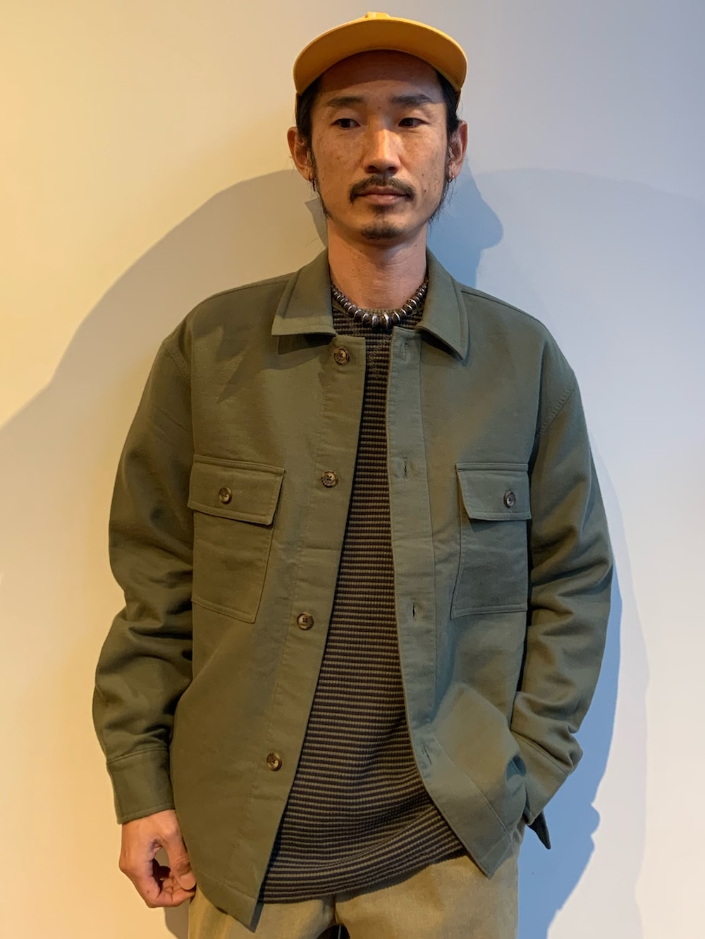 グリーン系のシャツ/ブラウス、ブルー系のTシャツ/カットソー、グリーン系のその他パンツを着用したメンズの秋コーディネートの2枚目の写真