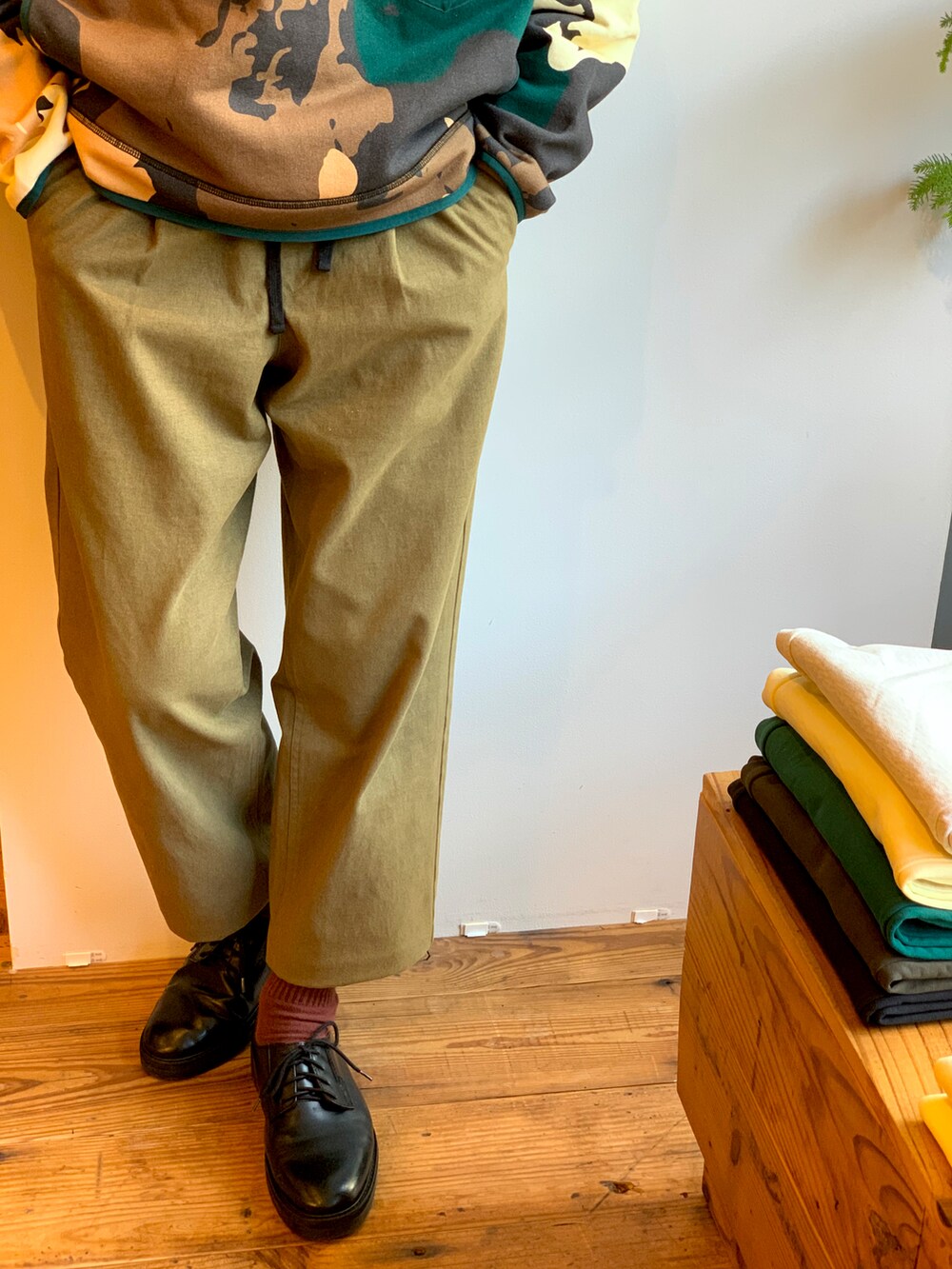 グリーン系のその他アウター、ブルー系のTシャツ/カットソー、グリーン系のその他パンツを着用したメンズの秋コーディネートの3枚目の写真