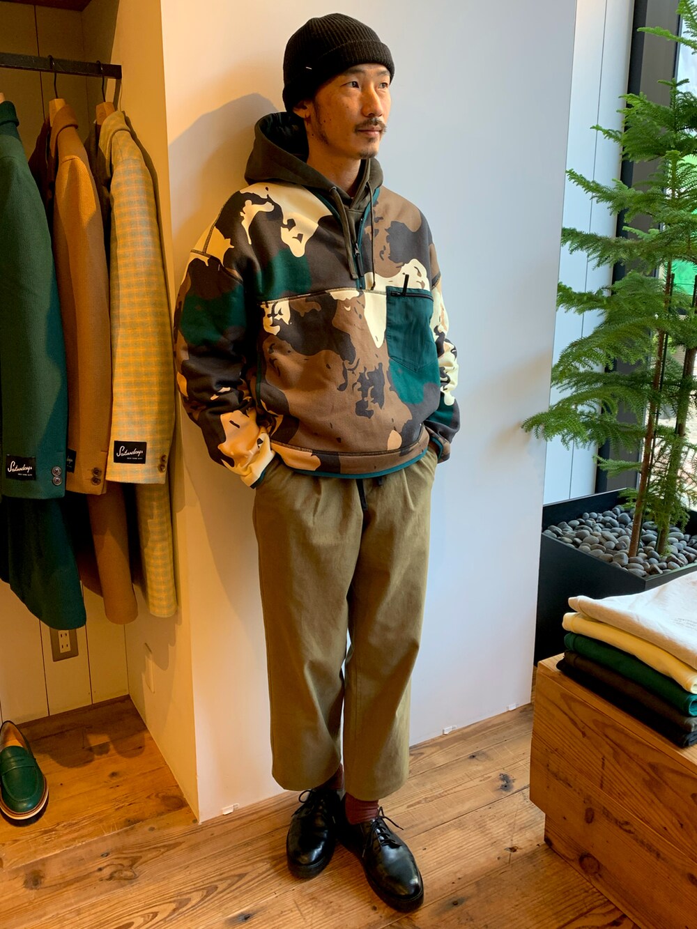 グリーン系のその他アウター、ブルー系のTシャツ/カットソー、グリーン系のその他パンツを着用したメンズの秋コーディネートの4枚目の写真