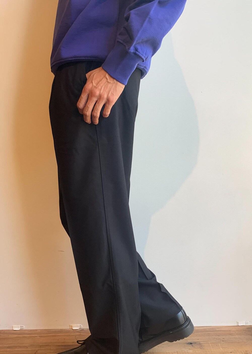 ブラウン系のその他アウター、ブルー系のスウェット、ブラック系のその他パンツを着用したメンズの秋コーディネートの3枚目の写真