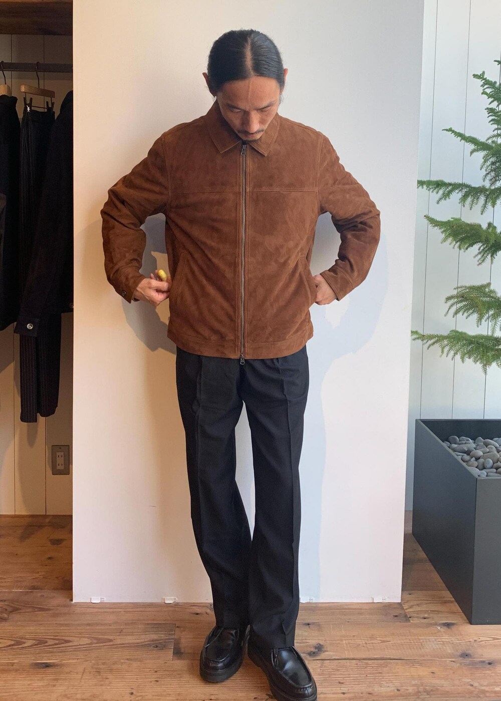 ブラウン系のその他アウター、ブルー系のスウェット、ブラック系のその他パンツを着用したメンズの秋コーディネートの2枚目の写真