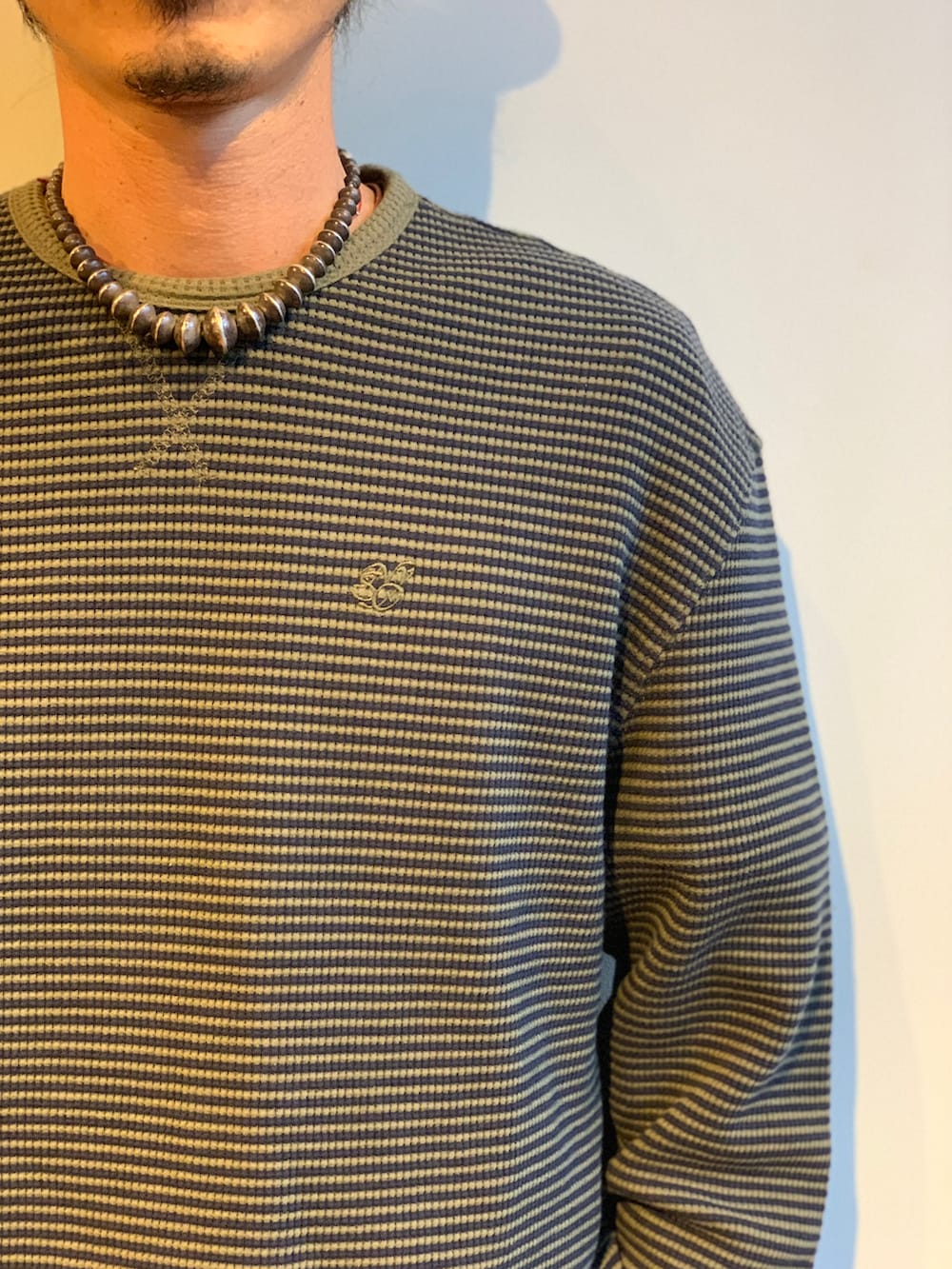 グリーン系のシャツ/ブラウス、ブルー系のTシャツ/カットソー、グリーン系のその他パンツを着用したメンズの秋コーディネートの3枚目の写真