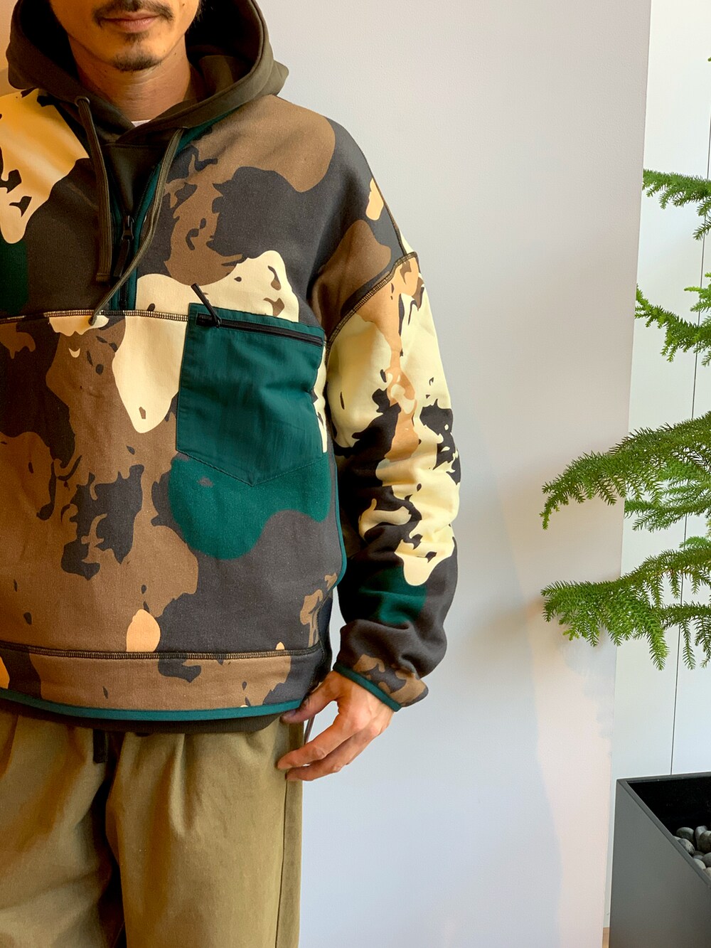 グリーン系のその他アウター、ブルー系のTシャツ/カットソー、グリーン系のその他パンツを着用したメンズの秋コーディネートの2枚目の写真