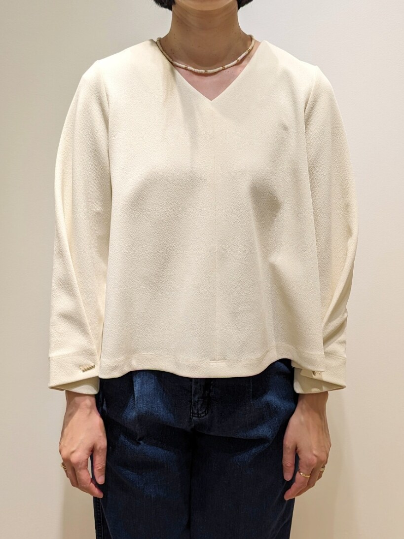 ホワイト系のシャツ/ブラウス、ブルー系のデニムパンツを着用したレディースの冬コーディネートの2枚目の写真