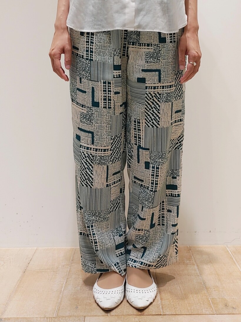 ホワイト系のシャツ/ブラウス、グリーン系のその他パンツを着用したレディースの夏コーディネートの2枚目の写真