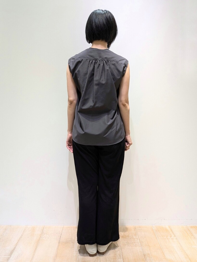 グレー系のシャツ/ブラウス、ブラック系のその他パンツを着用したレディースの夏コーディネートの3枚目の写真